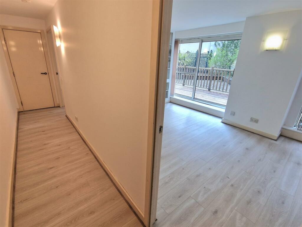 Lounge/Hallway
