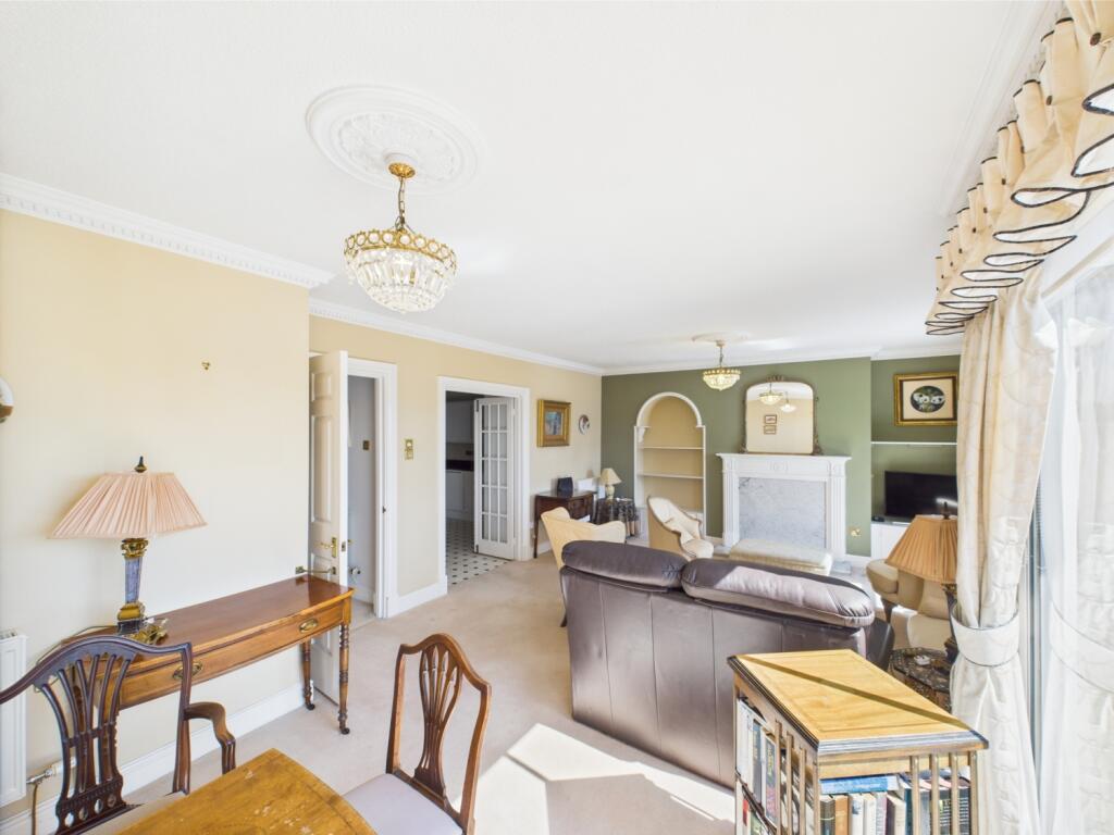 CAM01740G0-PR0385-STILL024