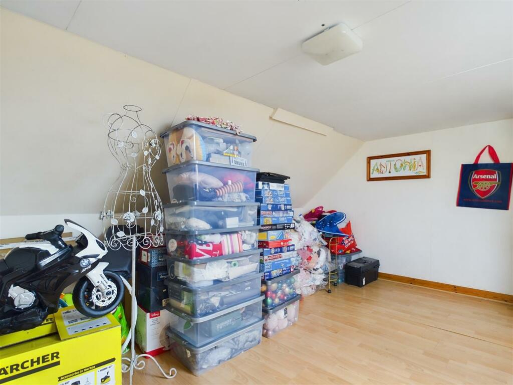 Bedroom 3 Pic 5.jpg