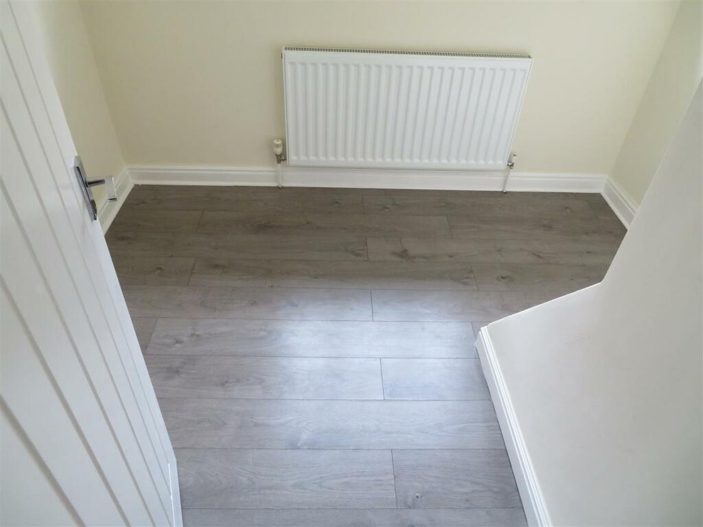 40 Park Ln Bed3.JPG