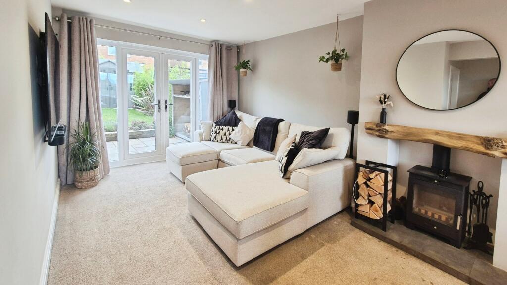 THROUGH LOUNGE/DINER