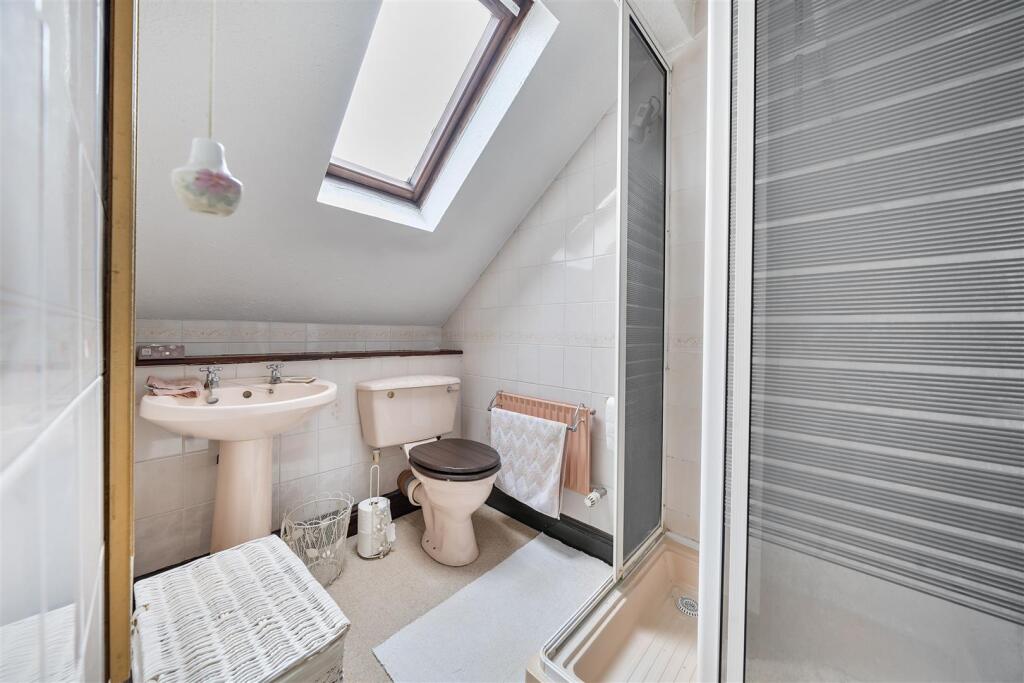 Links Way - En-Suite.jpg