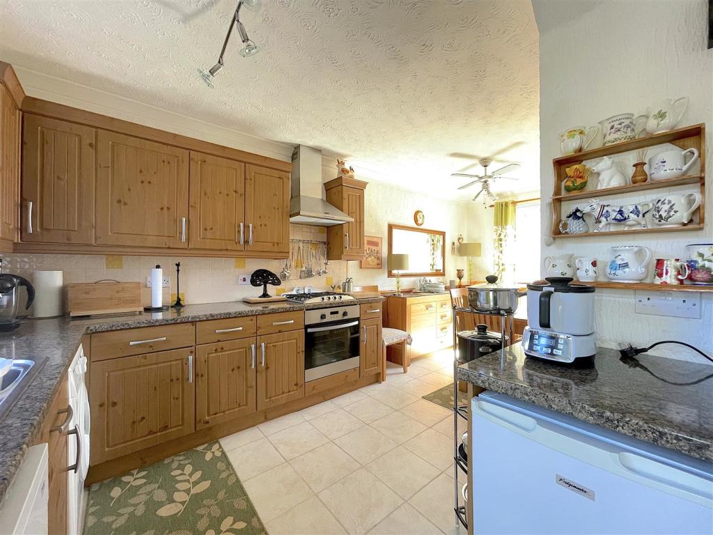 Kitchen:Dining Room (4).jpeg