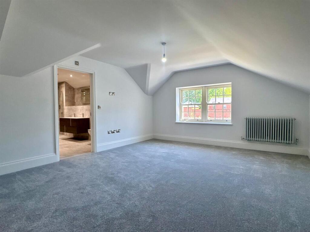Bedroom 2 (2).jpg