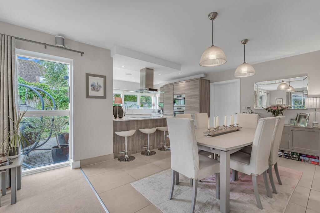 TRANQUIL DINING SPACE i.jpg