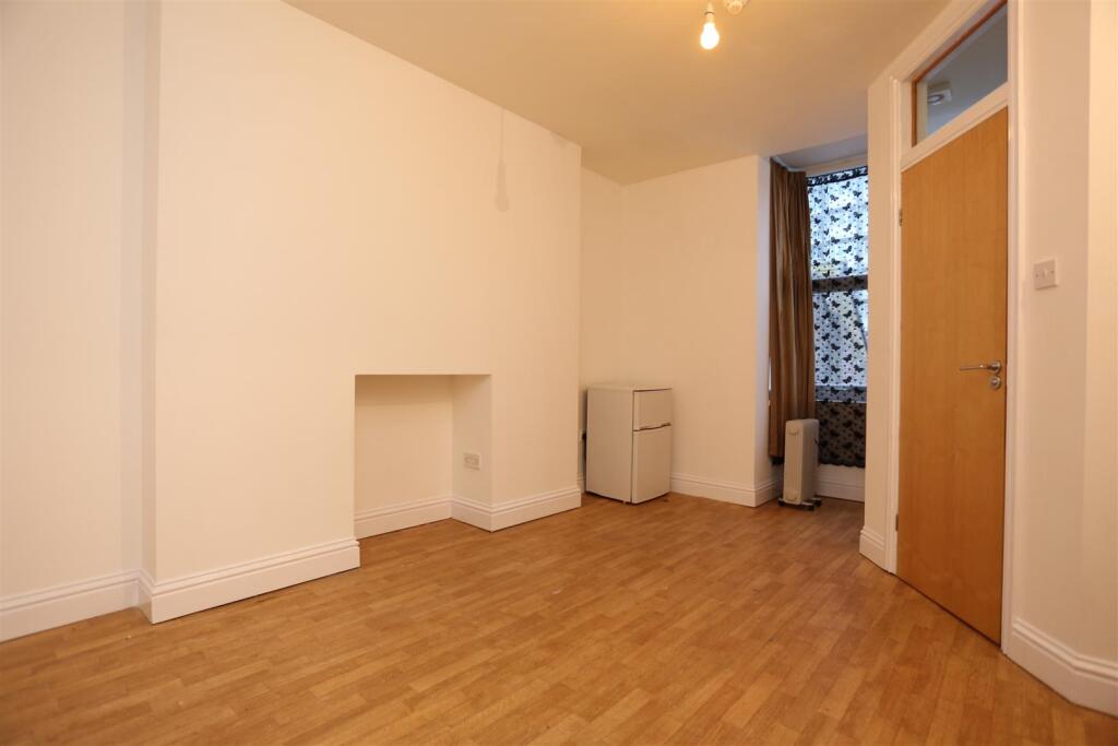 3, 13 Devonshire Place Room (3).JPG