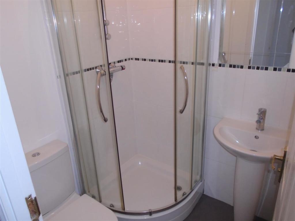 16H Winton Circus - Ensuite.JPG