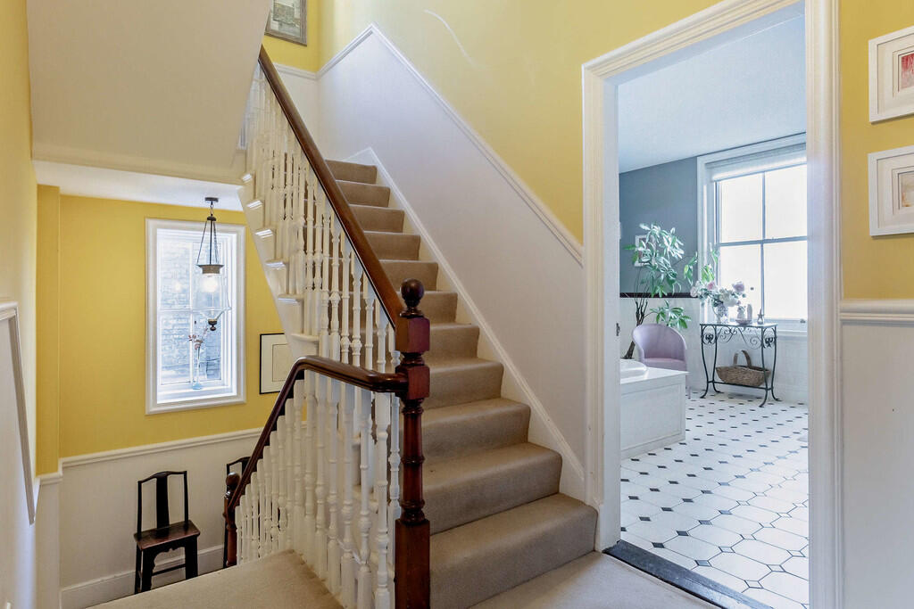 8671362-interior1...