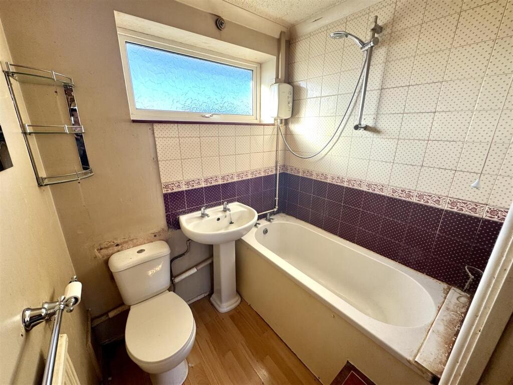 FAMILY BATHROOM