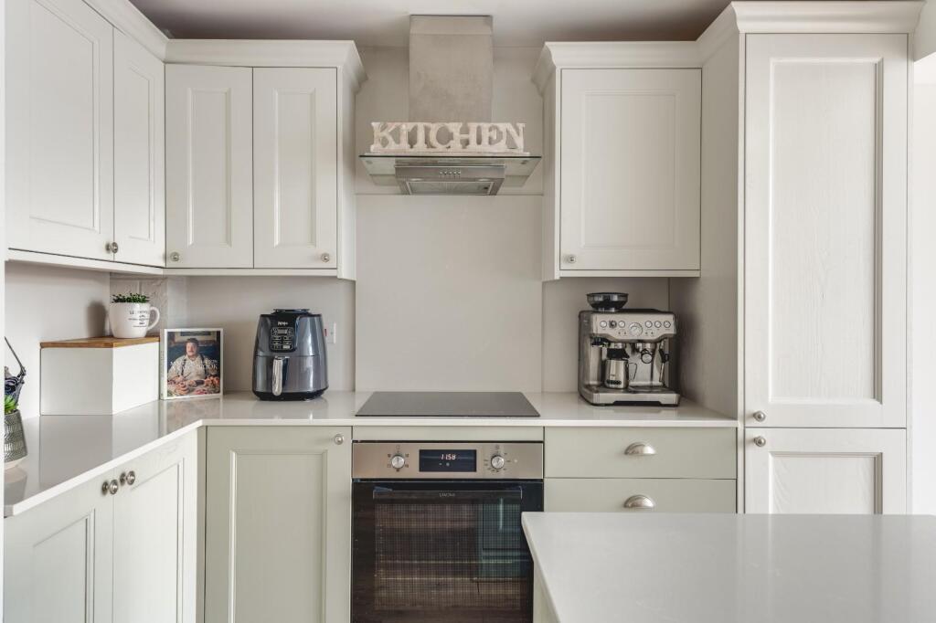 90 High St Kitchen-1.jpg