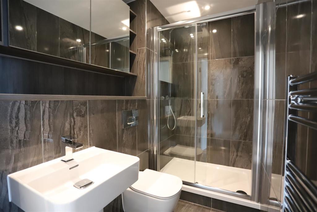 ensuite.JPG