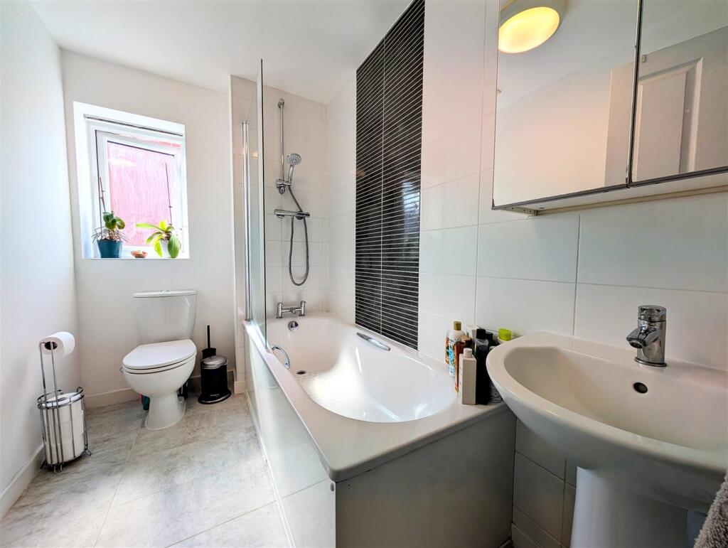 upstairs bathroom.jpg