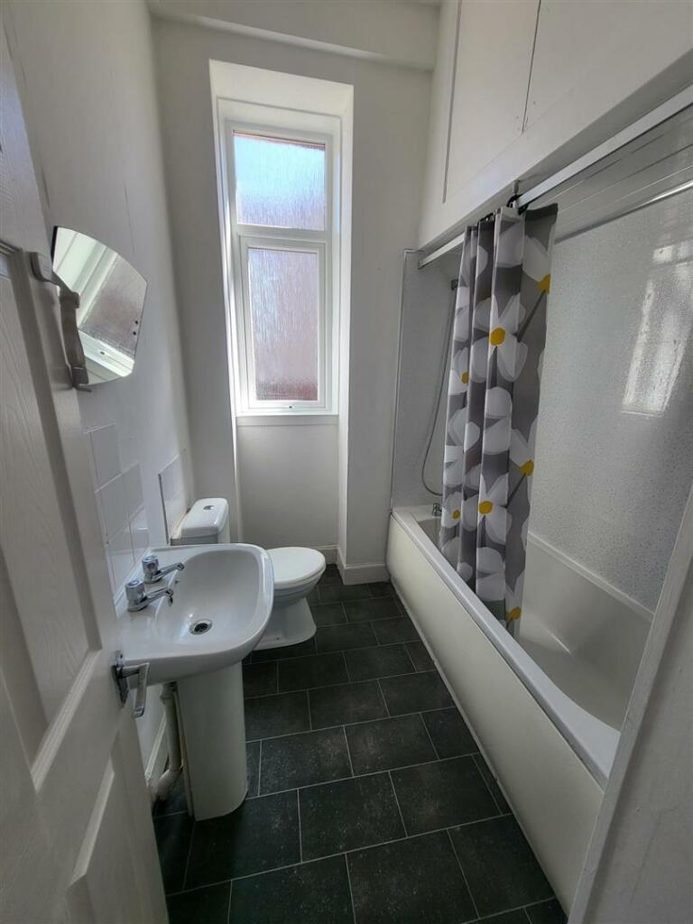 7 Gladstone Road Bathroom.jpg