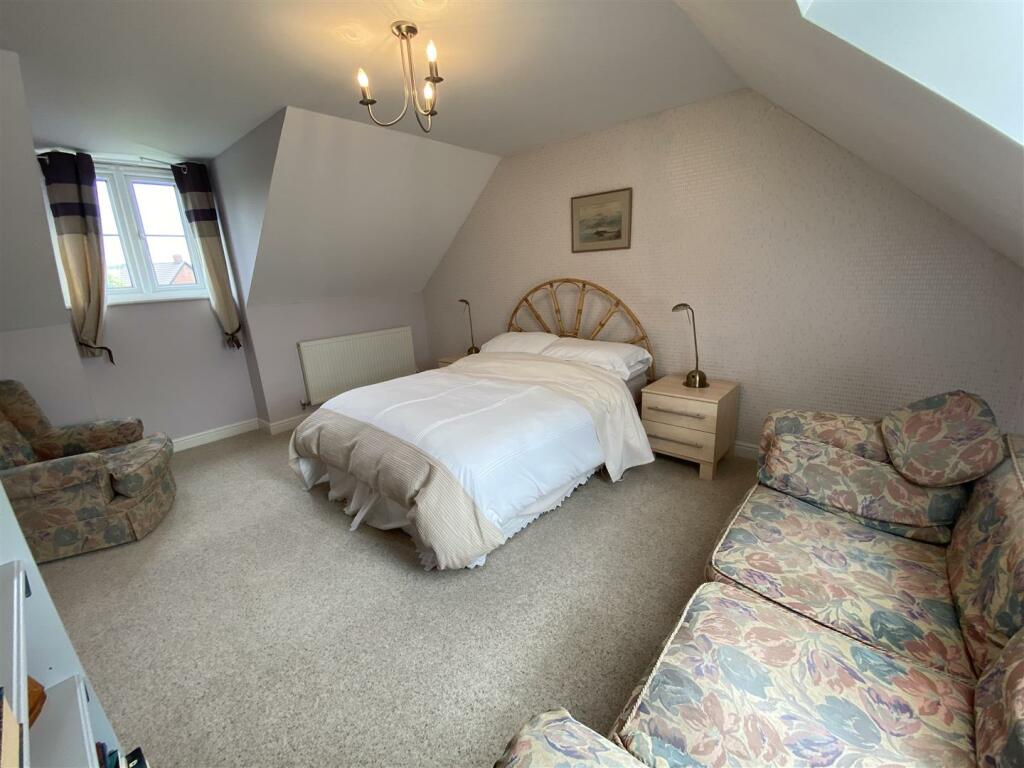 BEDROOM 4