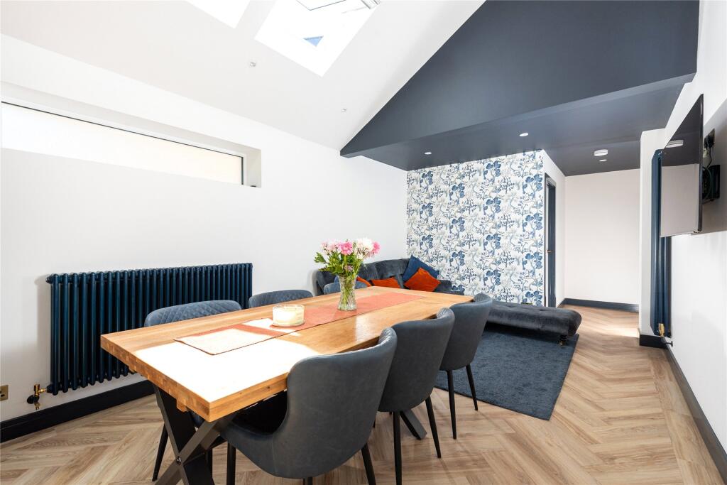 Snug/Dining Area