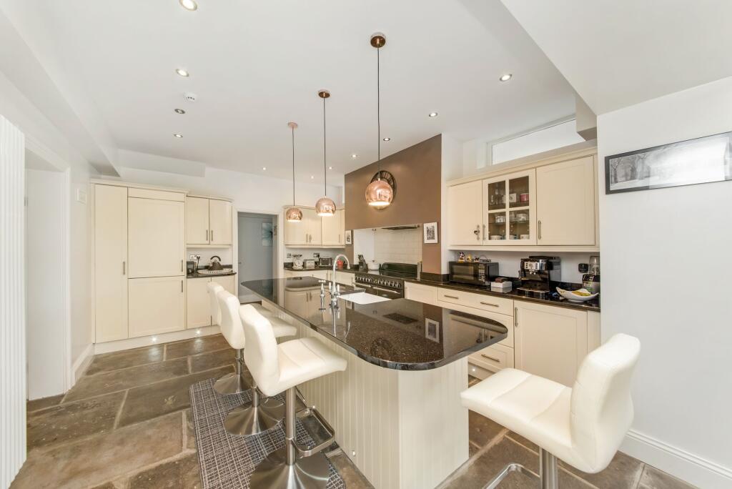 OPEN-PLAN DINING KITCHEN