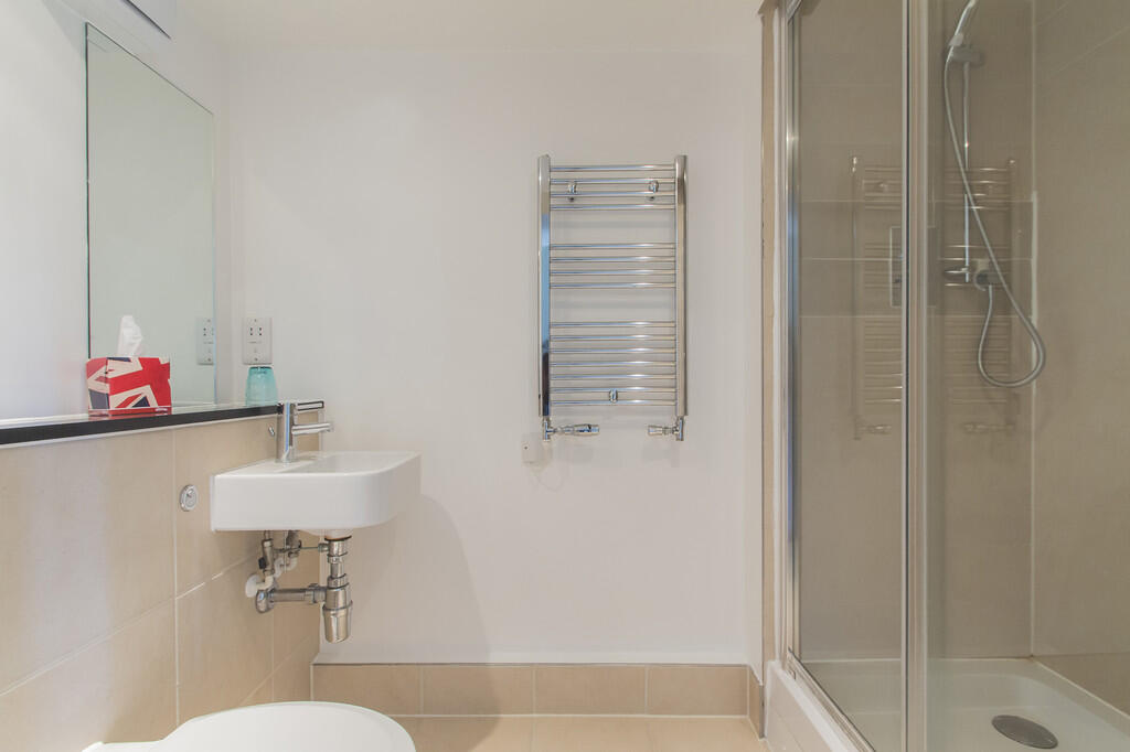 F94 BLD 22 SHOWER