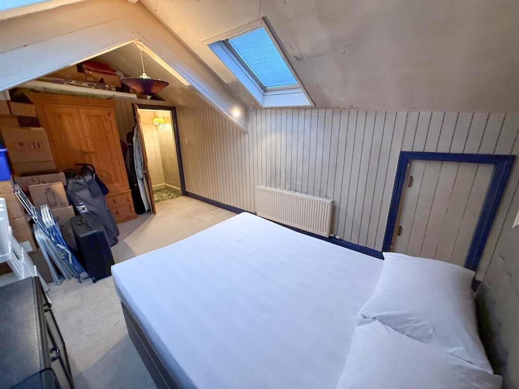 4 bed mid-terrace property, Silsden 19