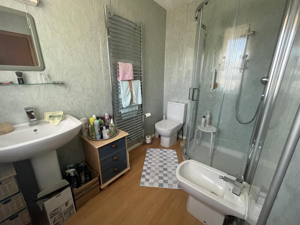 EN-SUITE SHOWER ROOM