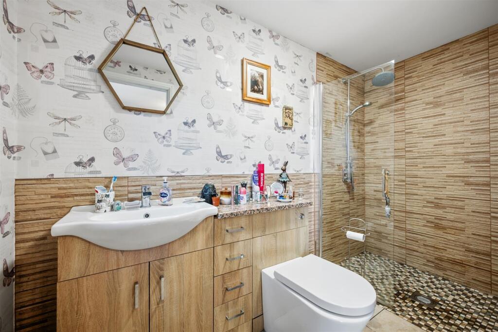 En-Suite shower and vanity unit.jpg