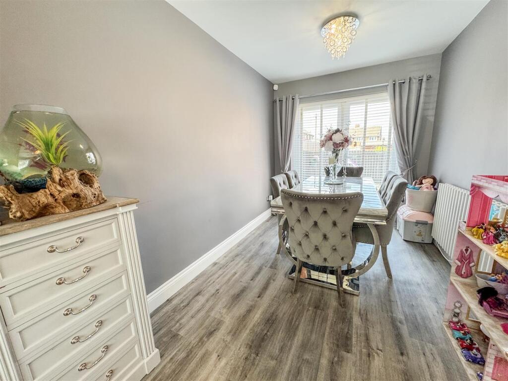 LIVING ROOM/DINING ROOM