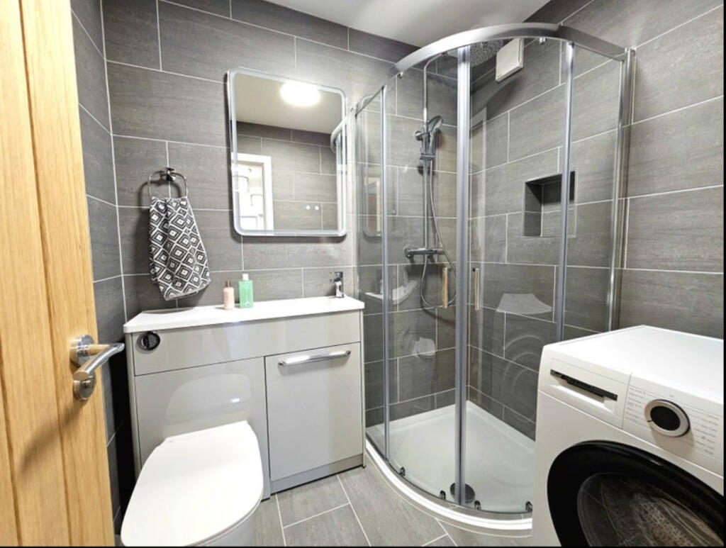 Bathroom 2 .jpeg