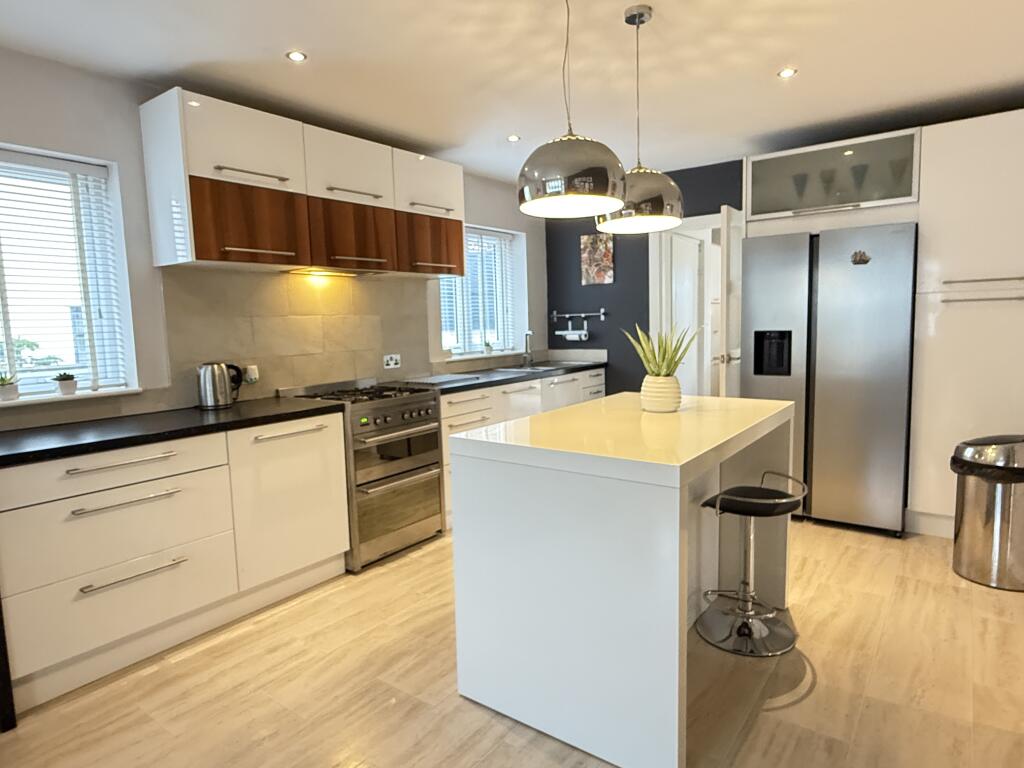 Kitchen/ Dining Room