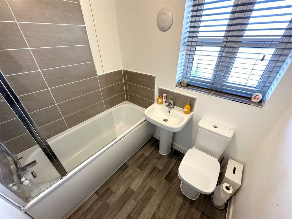 Family Bathroom 647