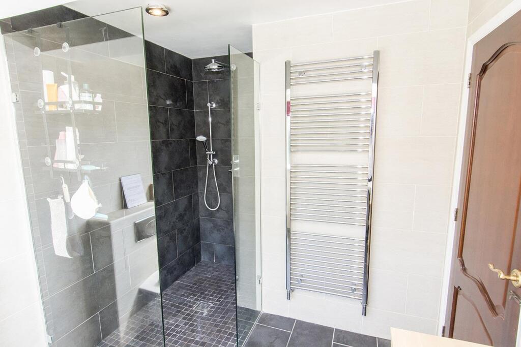 Master Bedroom En-suite Photo 2