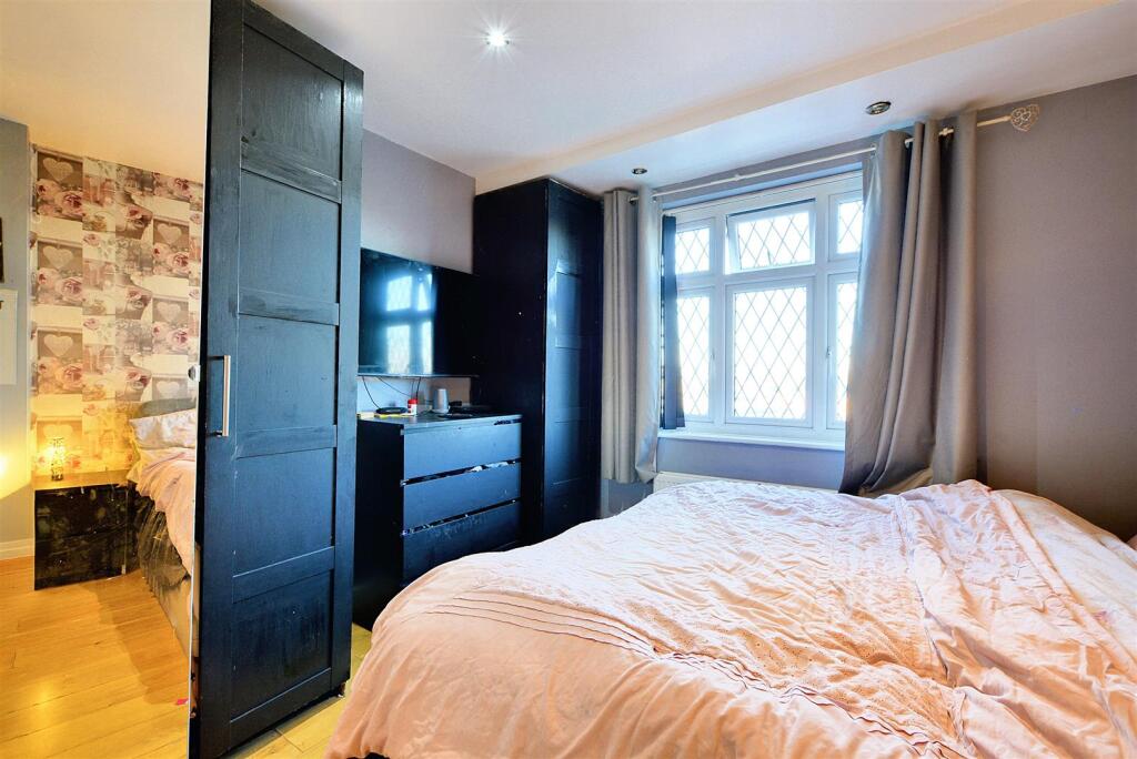 Bedroom 1_2.jpeg