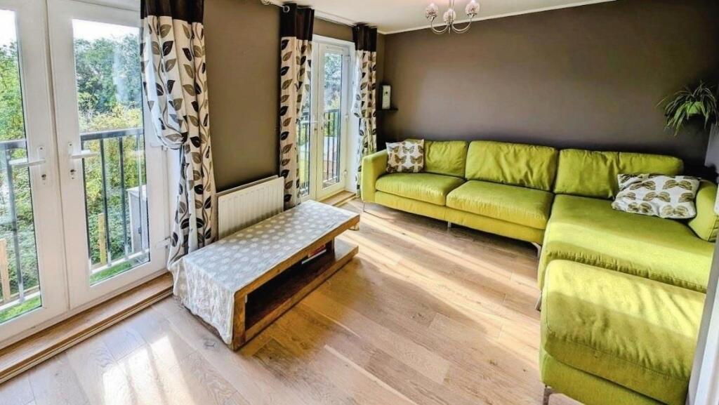 37 Hollybrook lounge c.jpg