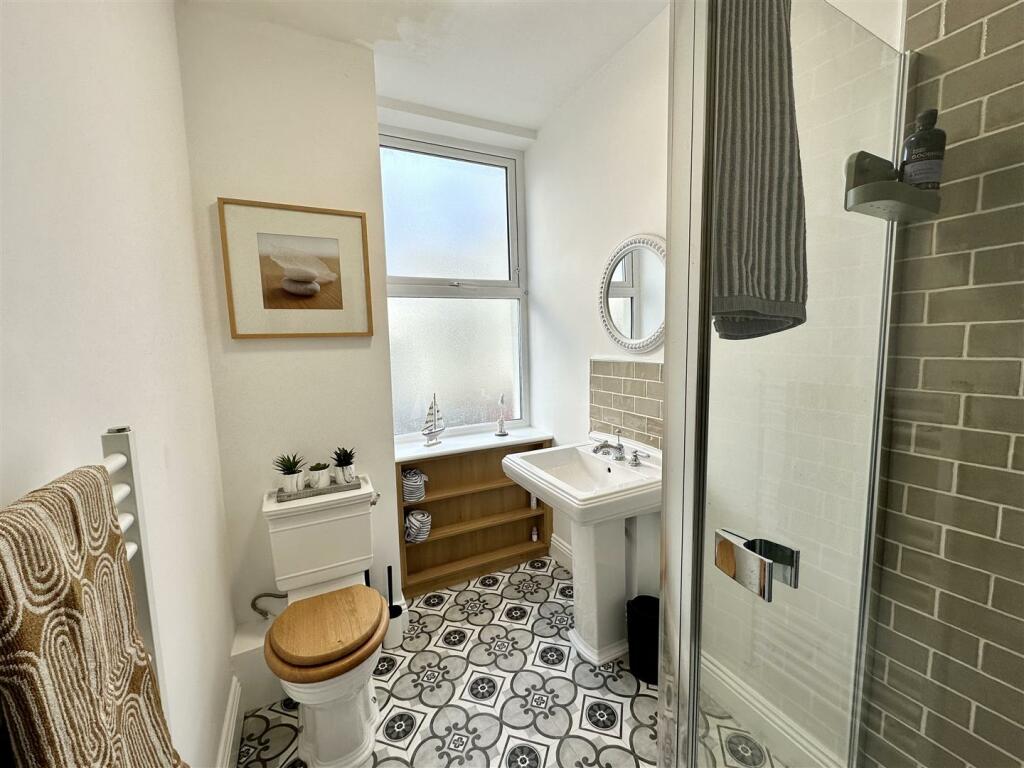 Communal Shower Room 1