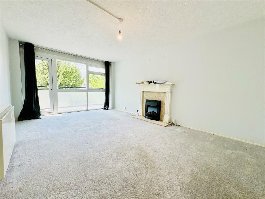binswood mansions living room_.jpeg