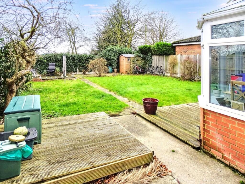 GOOD SIZE REAR GARDEN