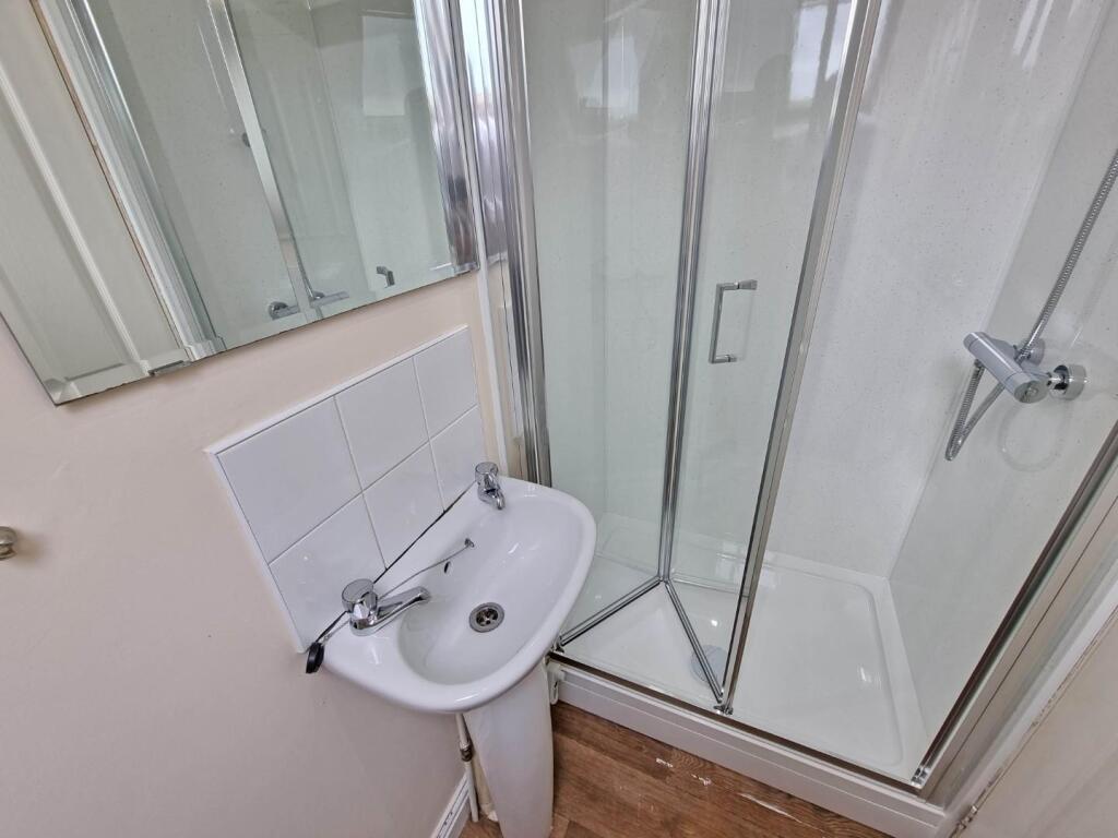 SHOWER ROOM.jpg
