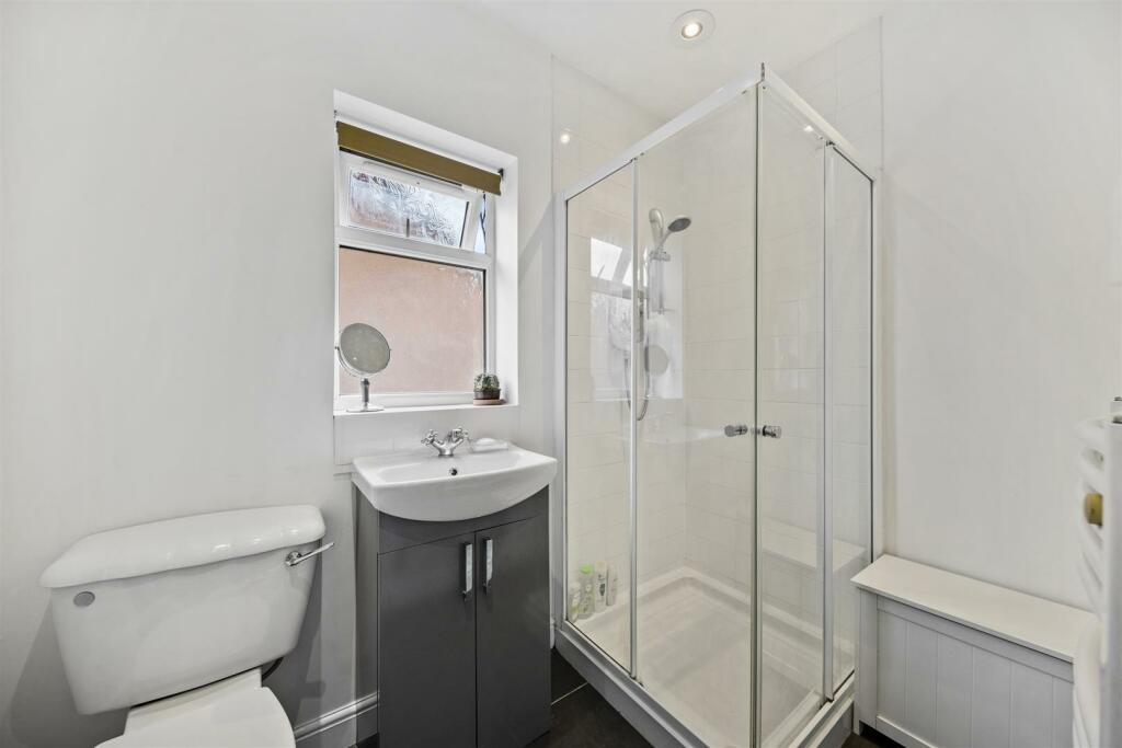 Jack'n'Jill Shower Room