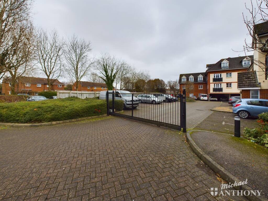 CAM03852G0-PR0150-STILL014