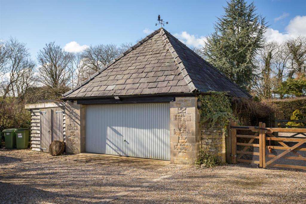 25 - Manor Barn - GL53 9PD - Web.jpg