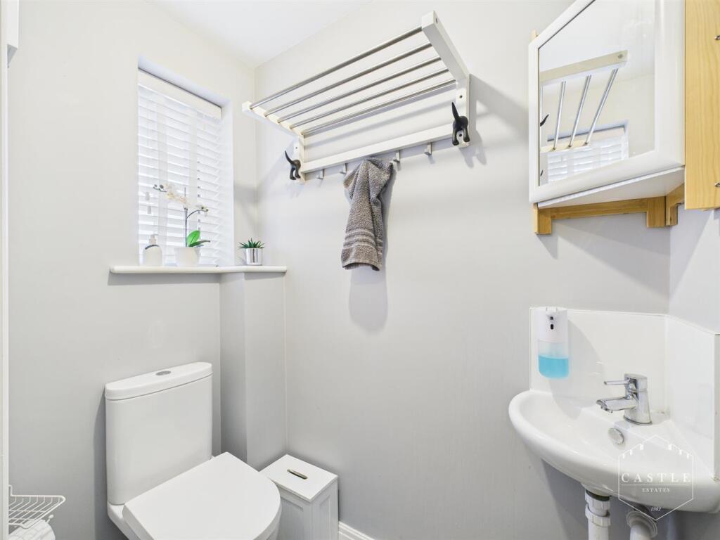 GUEST CLOAKROOM