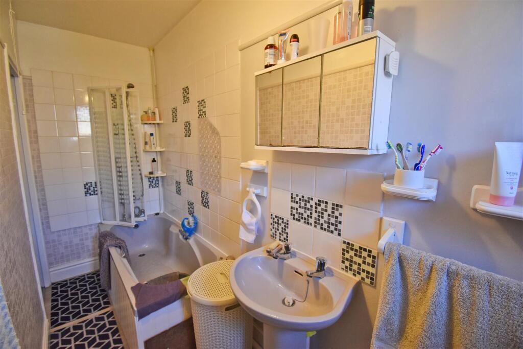 Bathroom 1.jpg