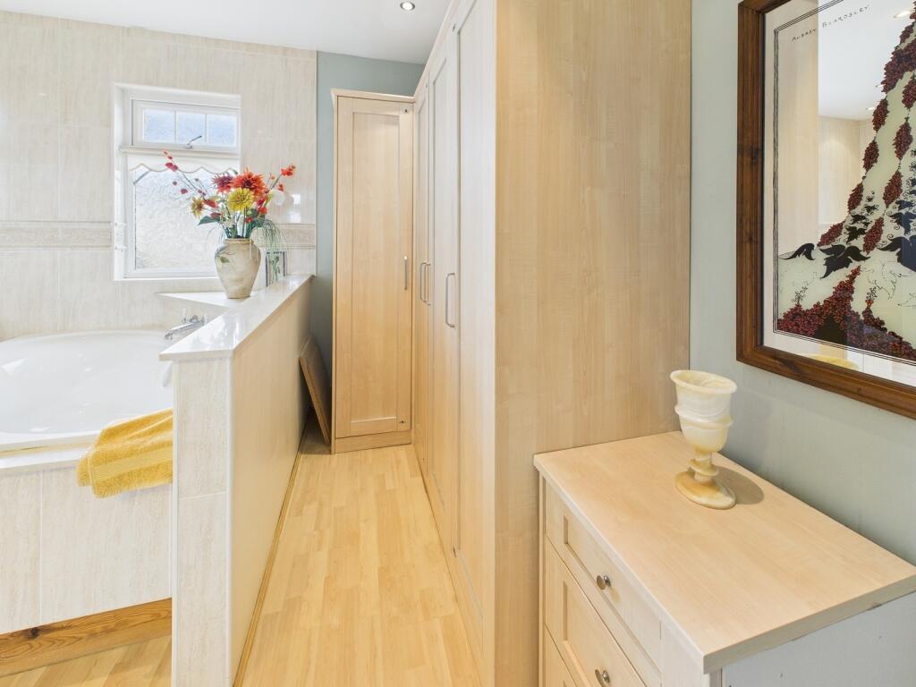 En Suite to Bedroom 1