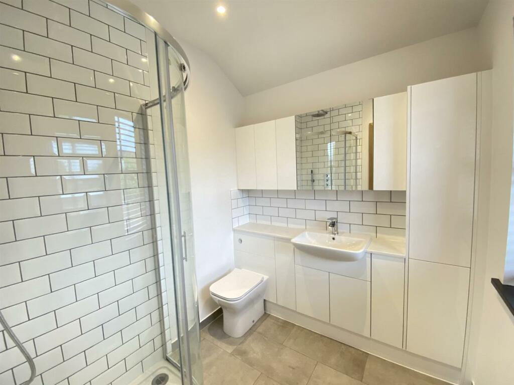 En-suite to Master