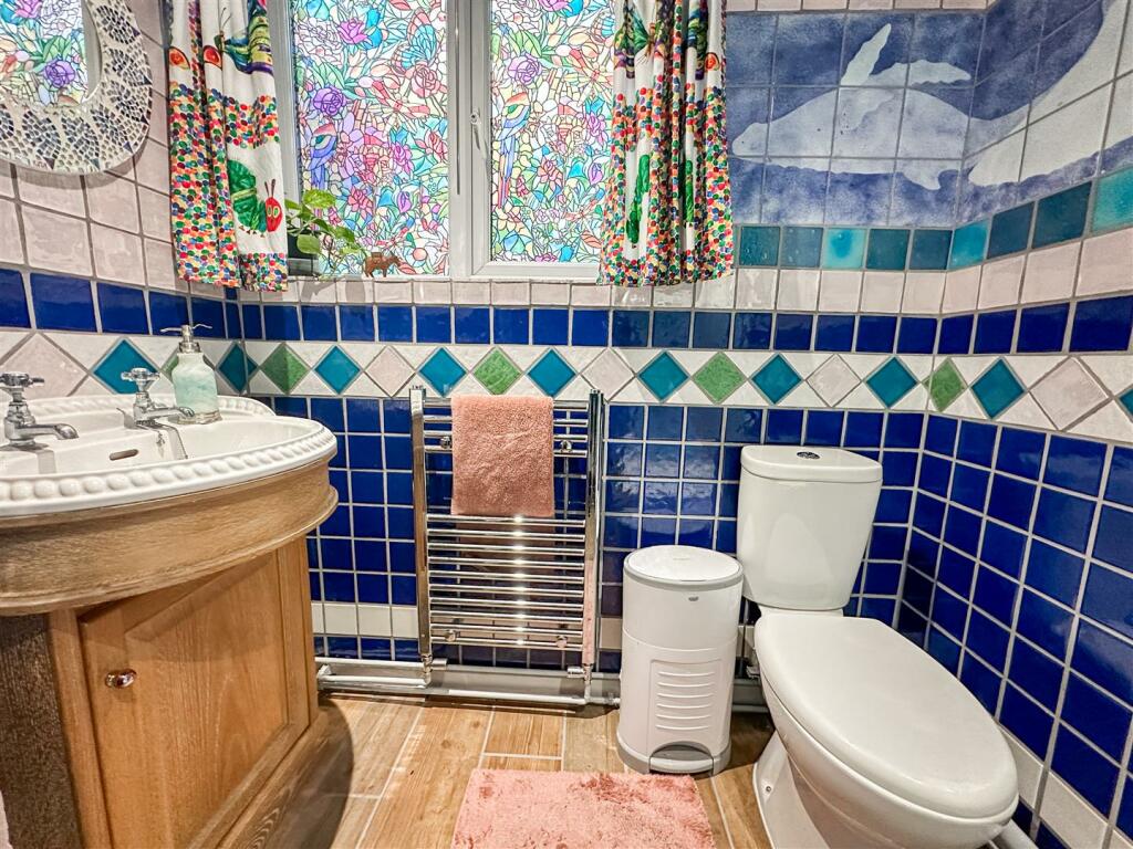 EN-SUITE SHOWER ROOM