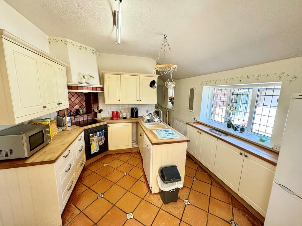 Tuts Cottage Kitc...