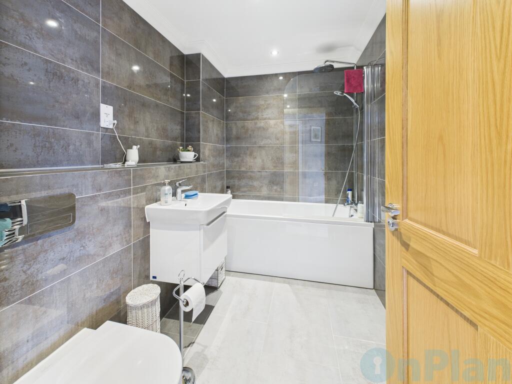 CAM04024G0-PR0028-STILL033