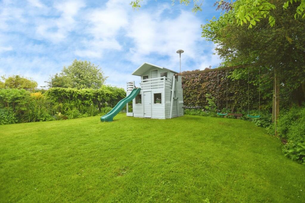 REAR GARDEN 03.jpg