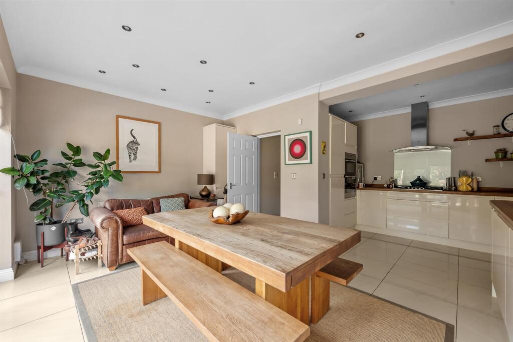 L-SHAPED OPEN PLAN KITCHEN/DINER