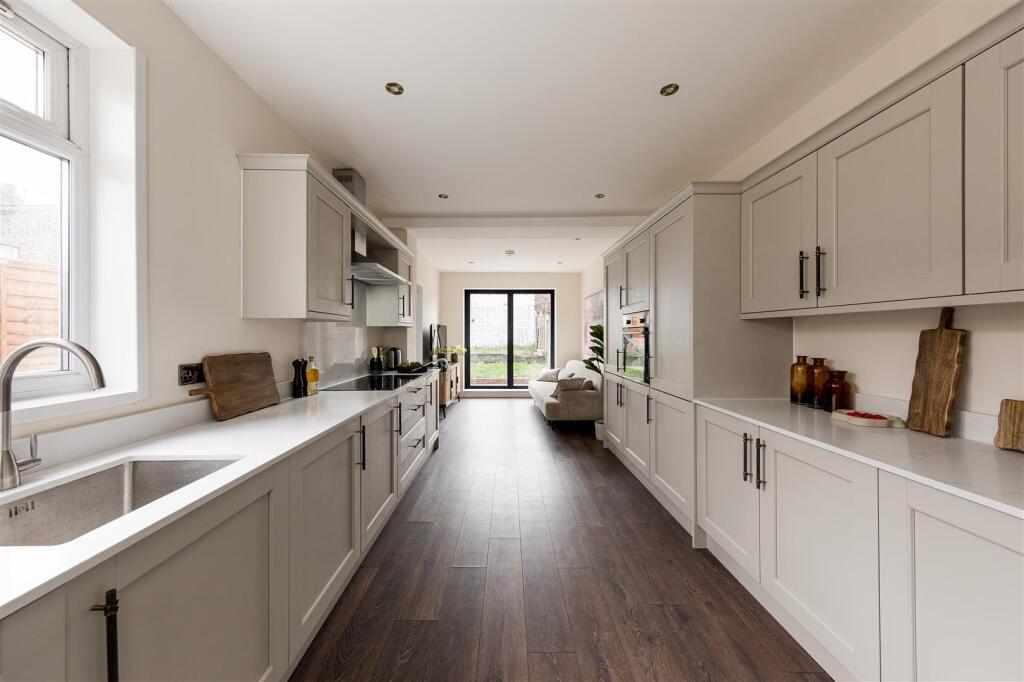 Leasowes Road E10