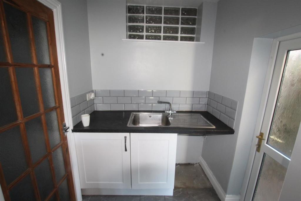 kitchen 2.JPG