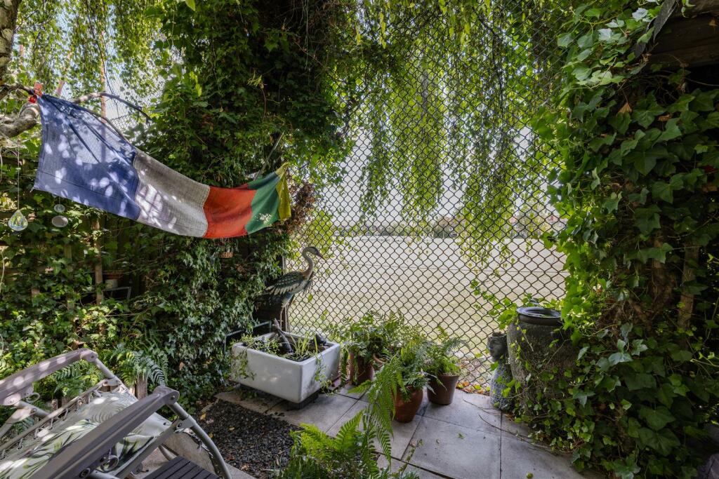 Richmond Crescent, E4